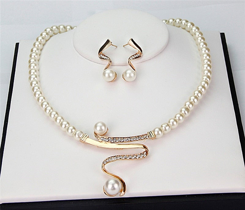 Set aus Naturperlenkette und Ohrringen